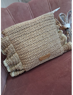 Bolso rafia  con asa y bandolera  con adorno volante