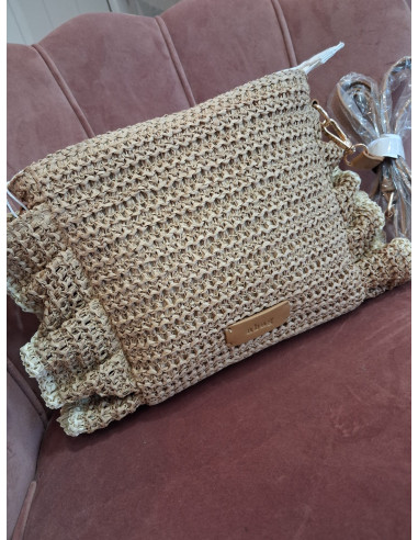 Bolso rafia  con asa y bandolera  con adorno volante