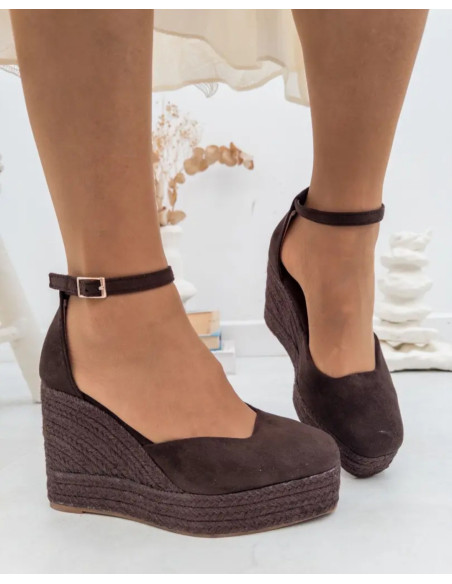 Esparto cuña alta con diseño elegante y cómodo. Alpargata versátil con acabado natural ideal para looks de temporada.