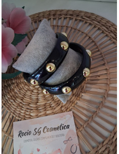 Pulsera negra rigida con tachuelas doradas