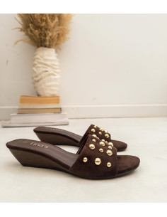 sandalia tacon cuña con tachuelas