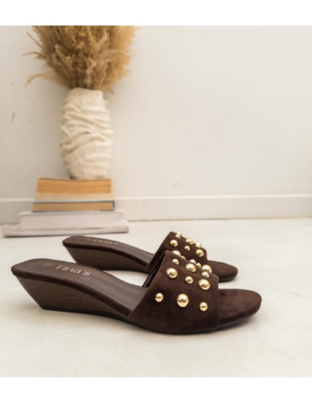 sandalia tacon cuña con tachuelas