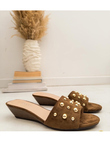 sandalia tacon cuña con tachuelas