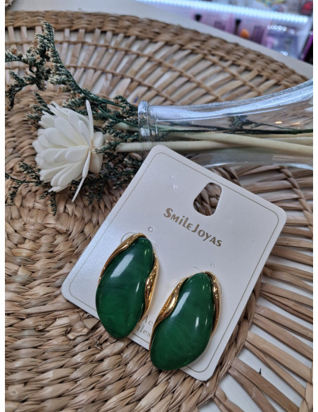 Pendiente ovalado con piedras