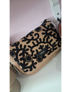 Bolso rafia con adornos en negro