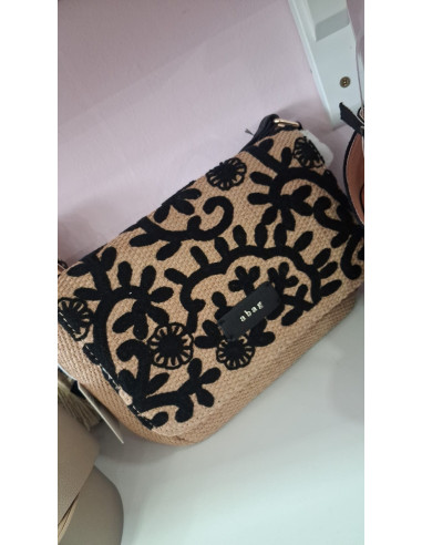 Bolso rafia con adornos en negro